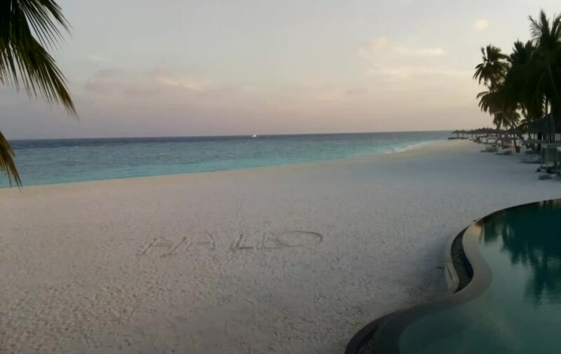 Пляж отеля Veligandu Island Resort, остров Велиганду, Мальдивы