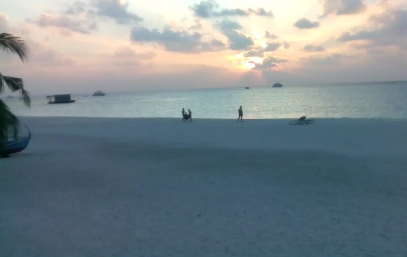 Пляж отеля Meeru Island Resort Spa 4*, остров Мируфенфуши, Мальдивы