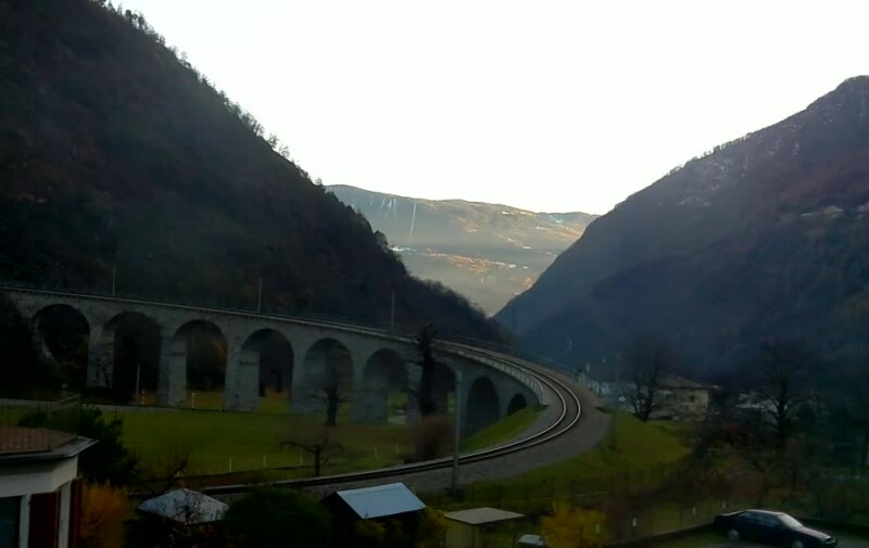 Арочный каменный мост и красный поезд, Бернина экспресс, Швейцария
