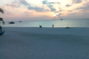 Пляж отеля Meeru Island Resort Spa 4*, остров Мируфенфуши, Мальдивы - веб камера