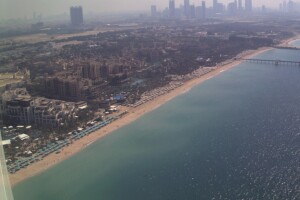 Вид с высоты отеля Бурдж Аль Араб на юг, Дубай, ОАЭ