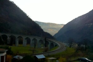 Арочный каменный мост и красный поезд, Бернина экспресс, Швейцария - веб камера