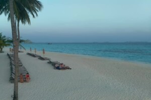 Пляж спа-отеля Kuredu Island, остров Куреду, Мальдивы - веб камера