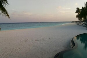 Пляж отеля Veligandu Island Resort, остров Велиганду, Мальдивы - веб камера