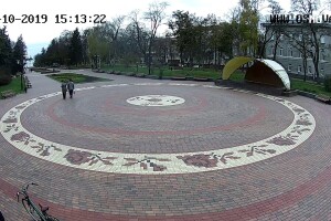 Аллея Героев, вид на Зеленую сцену, Чернигов, Украина - веб камера